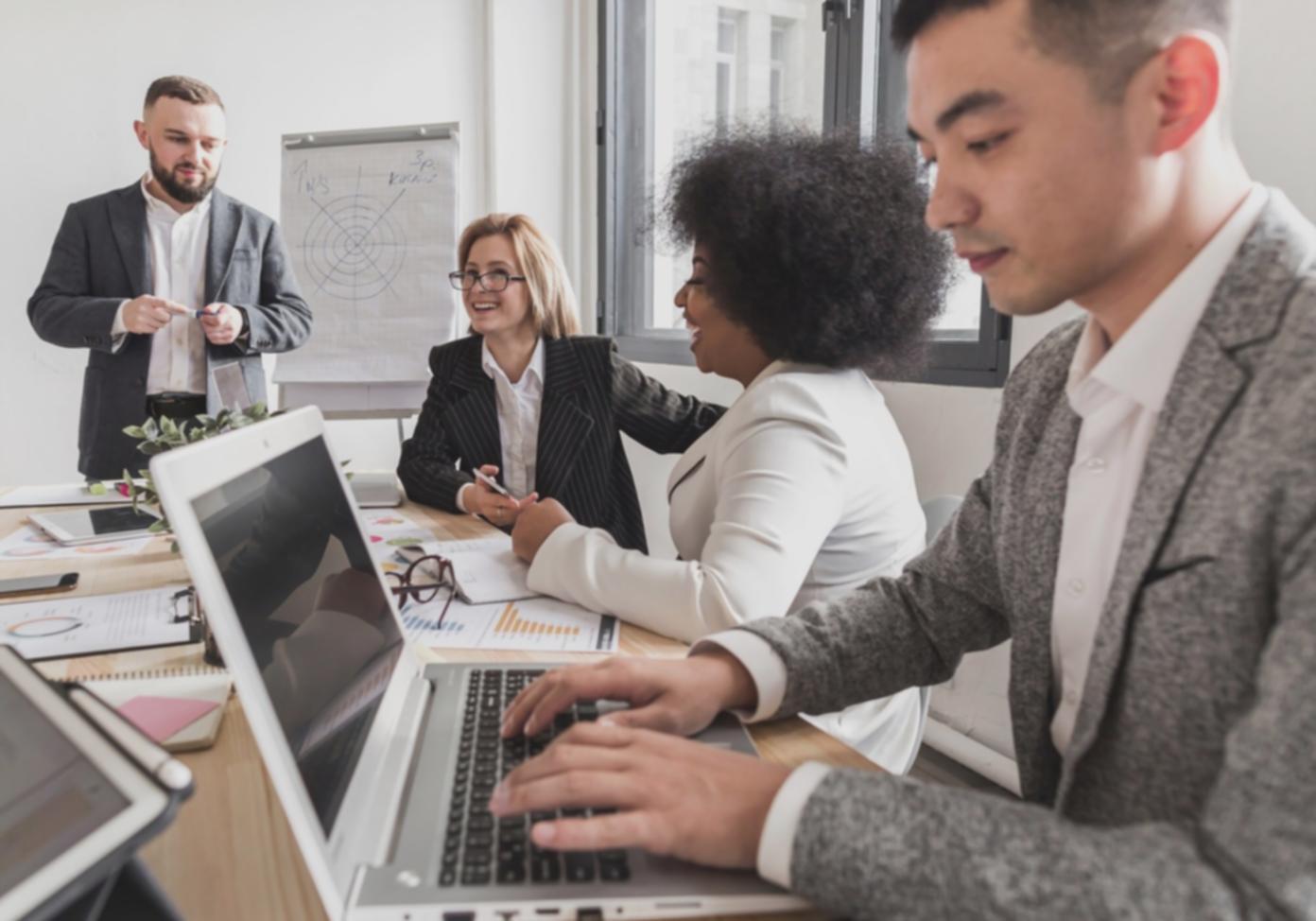 Équipe travaillant sur un projet de budget d'entreprise