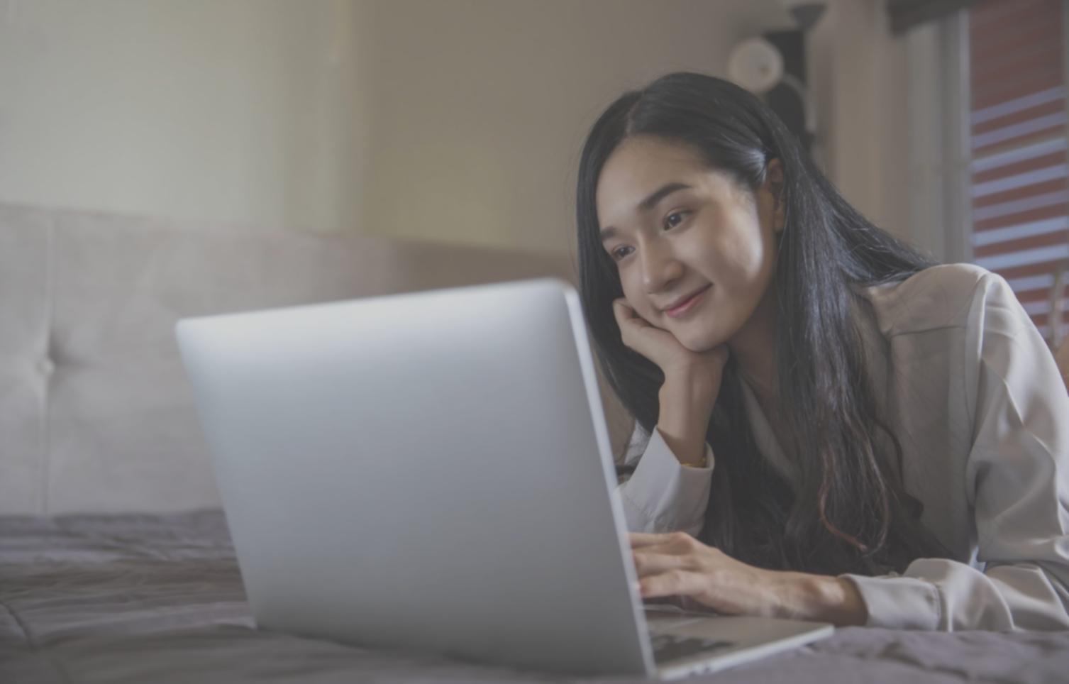 Bureau moderne avec équipement financier professionnel